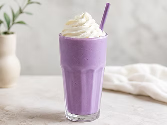 Ube-Milchshake zubereiten: Cremiger lila Milchshake mit Ube-Pulver