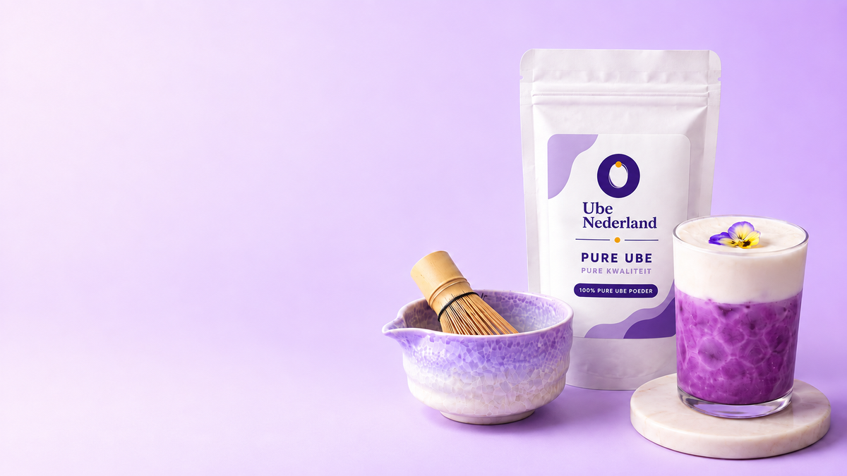 Ube poeder van Ube Nederland naast een paarse ube latte en matcha whisk